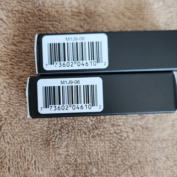 Brand new, still sealed MAC Paint in Stilife pink 6.5g - Picture 3 of 4